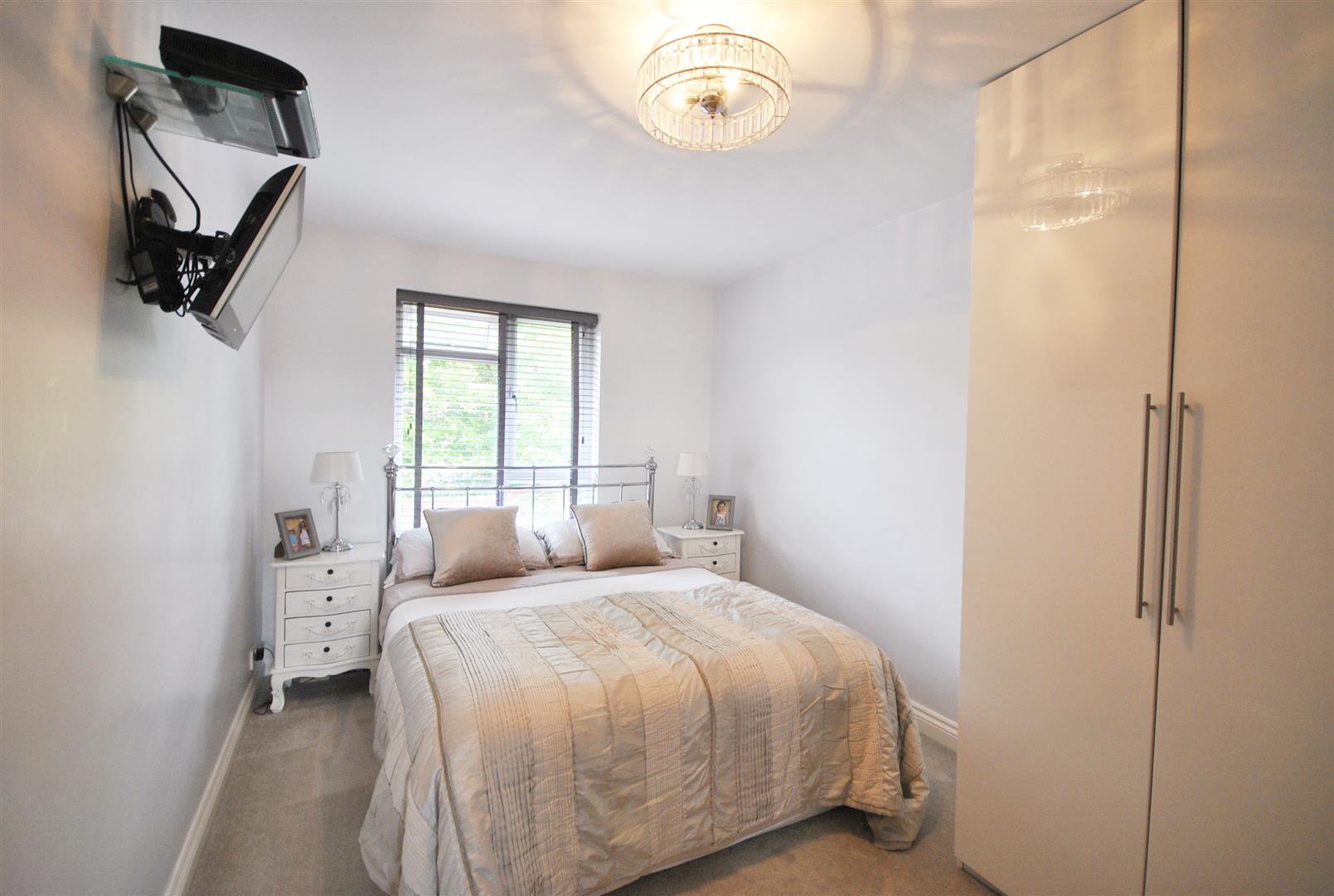 3 Bedrooms, House - End Terrace